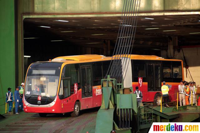 Foto : Bus Transjakarta baru, merapat di Tanjung Priok 