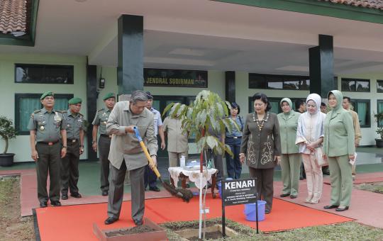 Kunjungi pelatihan tempur III/Siliwangi, SBY tanam pohon Kenari