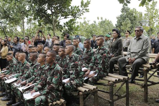 Kunjungi pelatihan tempur III/Siliwangi, SBY tanam pohon Kenari