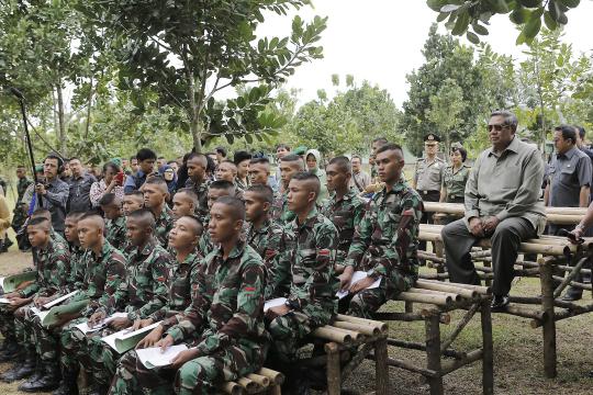 Kunjungi pelatihan tempur III/Siliwangi, SBY tanam pohon Kenari