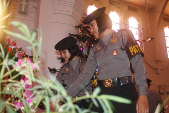 Aksi Polwan cantik amankan Gereja Katedral Semarang