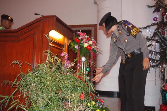 Aksi Polwan cantik amankan Gereja Katedral Semarang