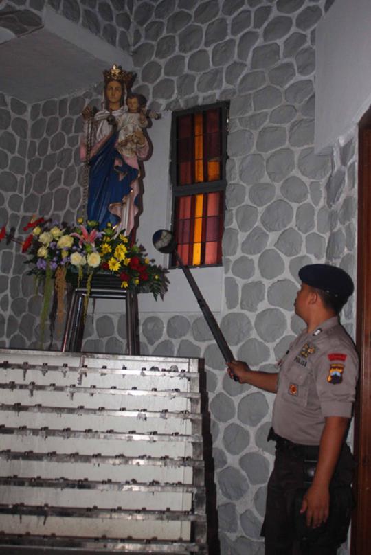 Aksi Polwan cantik amankan Gereja Katedral Semarang