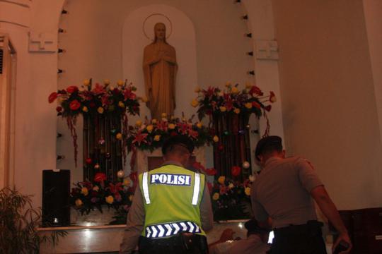 Aksi Polwan cantik amankan Gereja Katedral Semarang