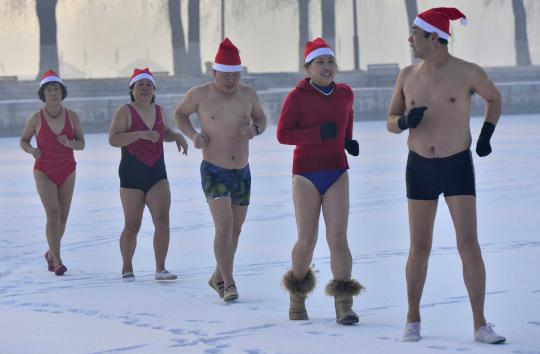 Sambut Hari Natal, warga China berenang di danau es