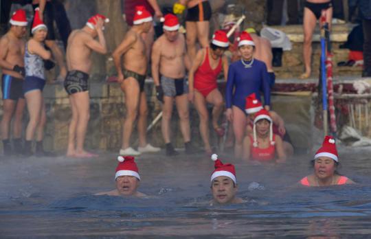 Sambut Hari Natal, warga China berenang di danau es