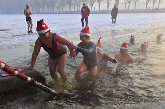 Sambut Hari Natal, warga China berenang di danau es