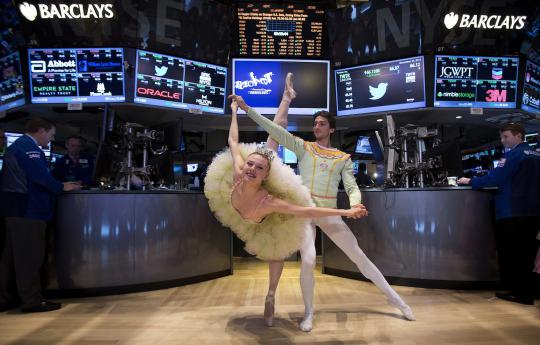 Sambut Natal, penari balet beraksi di bursa saham New York