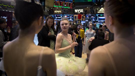 Sambut Natal, penari balet beraksi di bursa saham New York