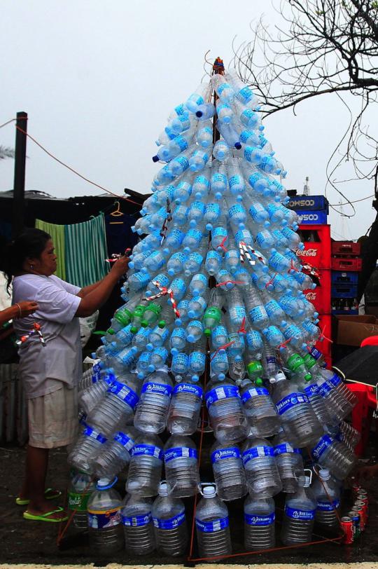 Rayakan Natal, korban Haiyan bikin pohon Natal dari botol bekas