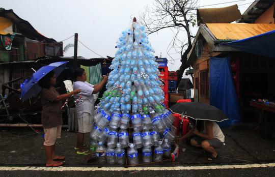 Rayakan Natal, korban Haiyan bikin pohon Natal dari botol bekas