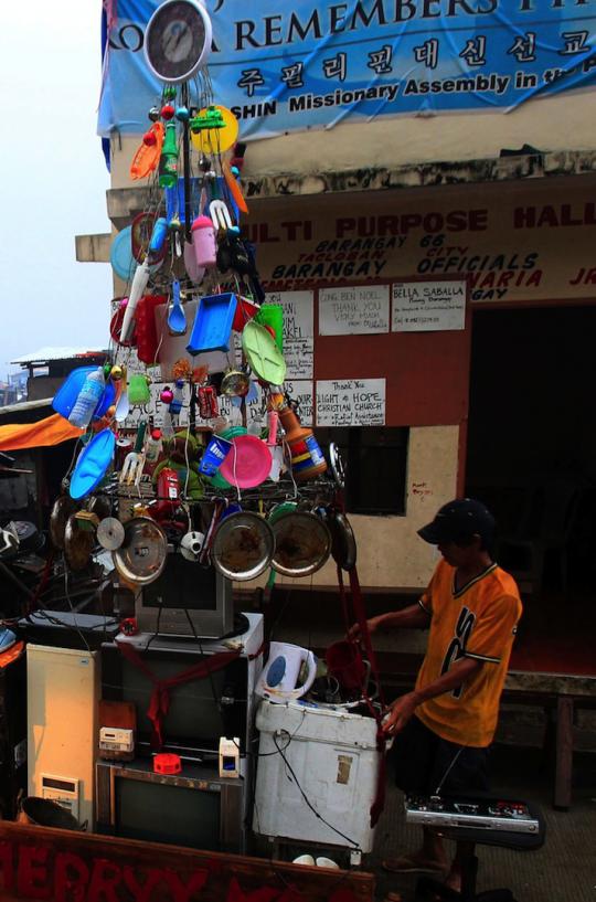 Rayakan Natal, korban Haiyan bikin pohon Natal dari botol bekas