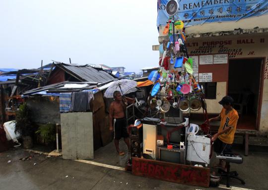 Rayakan Natal, korban Haiyan bikin pohon Natal dari botol bekas