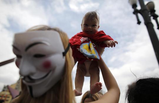 Rayakan Natal, Anonymous Brasil beri hadiah ke ratusan tunawisma