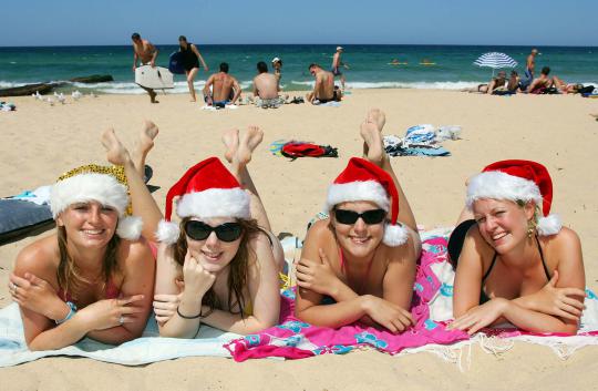 Mengintip wanita berbikini rayakan Natal di Pantai Manly