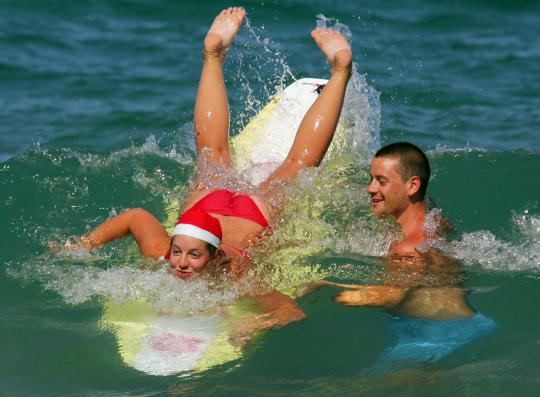 Mengintip wanita berbikini rayakan Natal di Pantai Manly