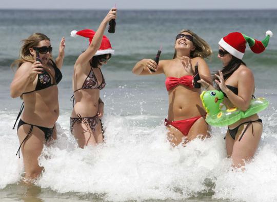 Mengintip wanita berbikini rayakan Natal di Pantai Manly