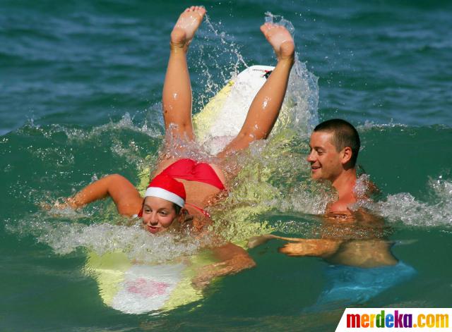 Foto : Mengintip wanita berbikini rayakan Natal di Pantai ...