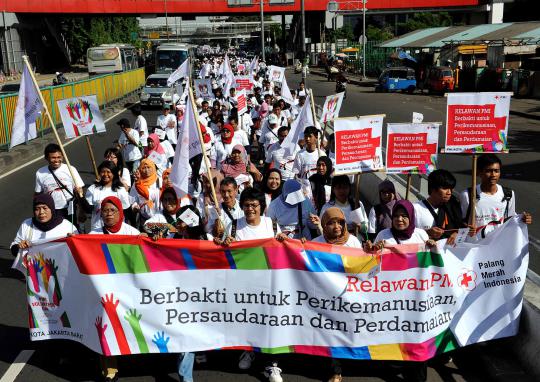 Aksi long march warnai peringatan Hari Relawan PMI 2013