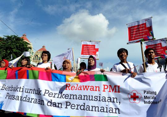 Aksi long march warnai peringatan Hari Relawan PMI 2013