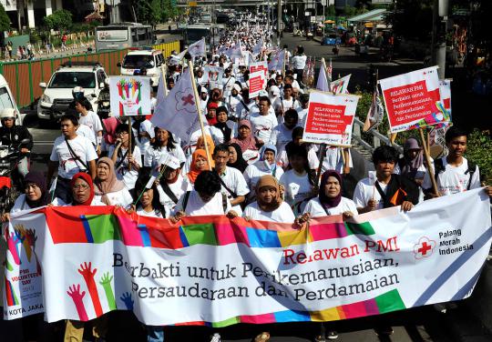 Aksi long march warnai peringatan Hari Relawan PMI 2013