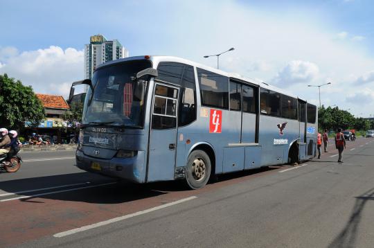 Melaju di Jalan Matraman, ban belakang bus Transjakarta lepas