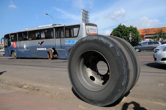 Melaju di Jalan Matraman, ban belakang bus Transjakarta lepas