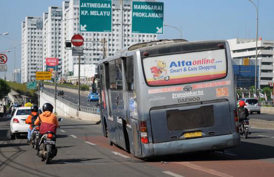 Melaju di Jalan Matraman, ban belakang bus Transjakarta lepas