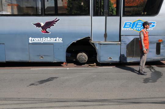 Melaju di Jalan Matraman, ban belakang bus Transjakarta lepas