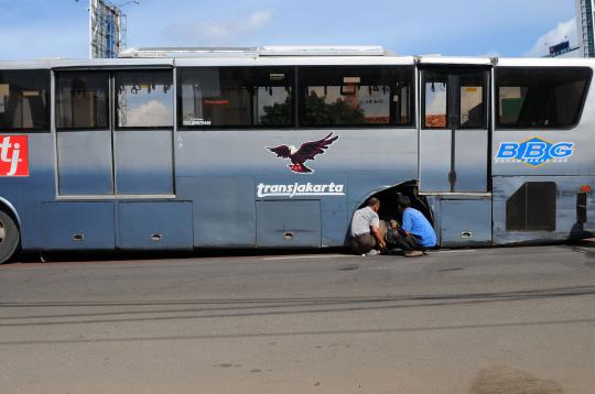 Melaju di Jalan Matraman, ban belakang bus Transjakarta lepas