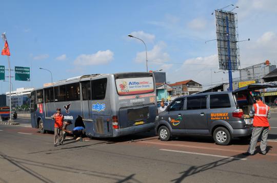 Melaju di Jalan Matraman, ban belakang bus Transjakarta lepas