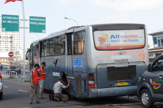 Melaju di Jalan Matraman, ban belakang bus Transjakarta lepas