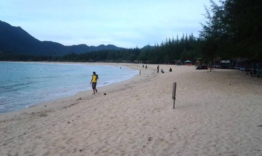 Pesona keindahan Pantai Lampuuk di Aceh