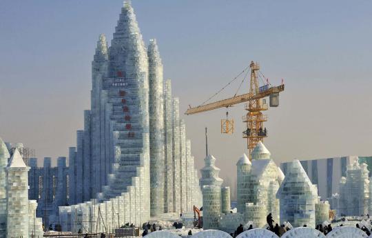 Ribuan warga China bangun benteng raksasa dari es dan salju