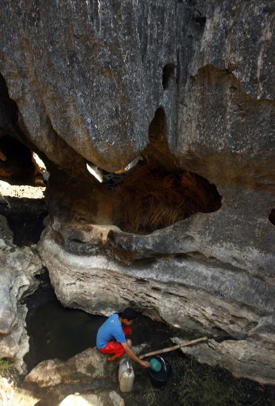 Potret warga Pangkep Sulsel mencari air kehidupan di Karst Maros