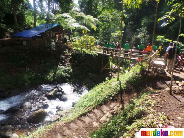 Foto Menikmati Keindahan Kawasan Kalibendo Di Lereng