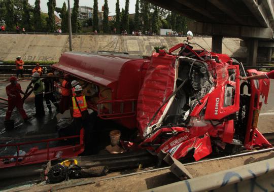 Ini kondisi truk tangki BBM saat terguling di Tol Pondok Pinang