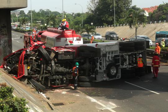 Ini kondisi truk tangki BBM saat terguling di Tol Pondok Pinang