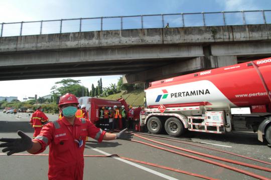 Ini kondisi truk tangki BBM saat terguling di Tol Pondok Pinang