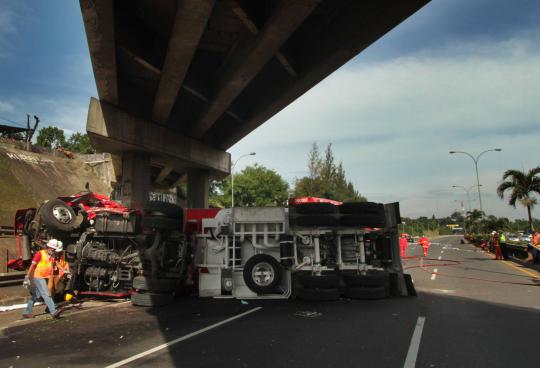 Ini kondisi truk tangki BBM saat terguling di Tol Pondok Pinang