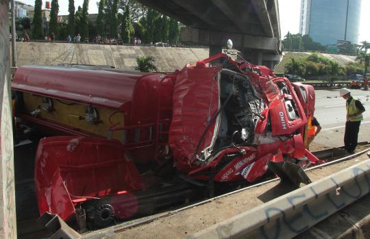 Ini kondisi truk tangki BBM saat terguling di Tol Pondok Pinang