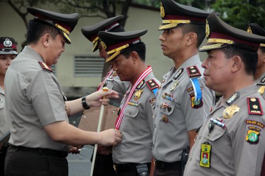 Kapolres Jakut beri penghargaan anggotanya yang berprestasi