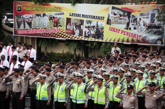 Kapolres Jakut beri penghargaan anggotanya yang berprestasi