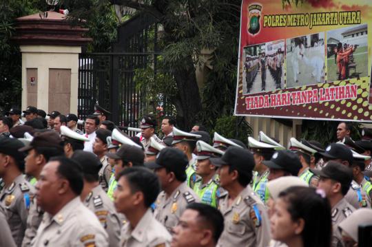 Kapolres Jakut beri penghargaan anggotanya yang berprestasi