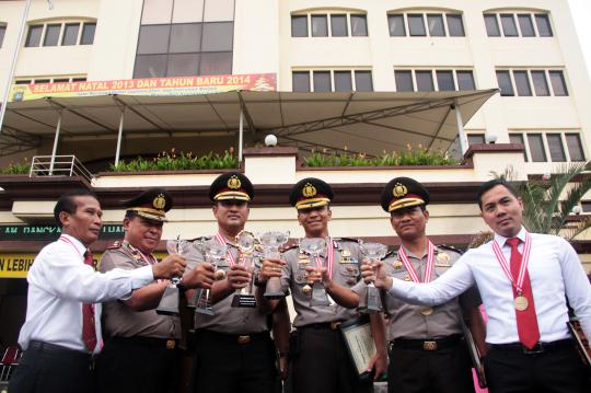 Kapolres Jakut beri penghargaan anggotanya yang berprestasi