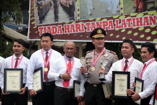Kapolres Jakut beri penghargaan anggotanya yang berprestasi