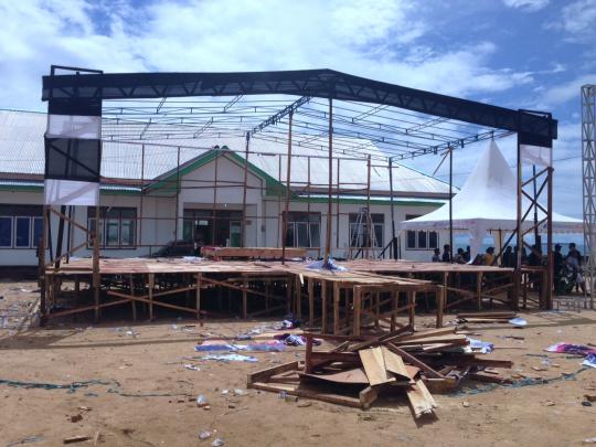 Situasi ricuh saat 800 warga rusak Kantor Bupati Pulau Morotai