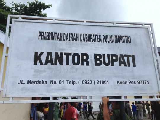 Situasi ricuh saat 800 warga rusak Kantor Bupati Pulau Morotai