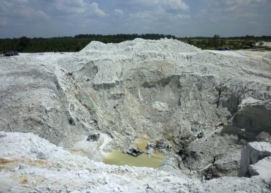 Mengintip aktivitas penambang timah ilegal di Pulau Bangka