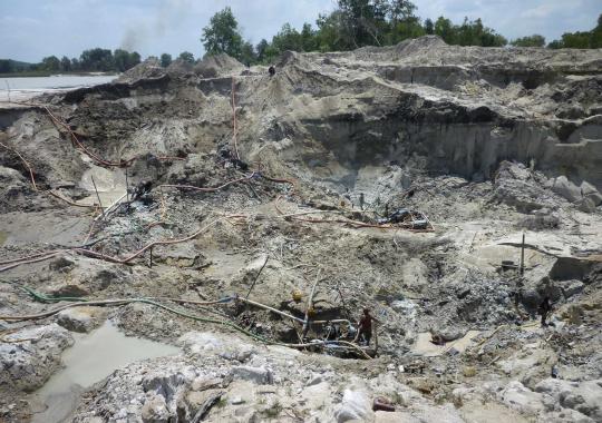 Mengintip aktivitas penambang timah ilegal di Pulau Bangka